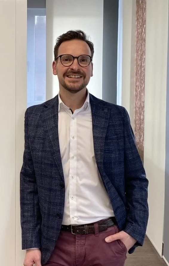 Thorsten S. Bauer, Porträt im Büro